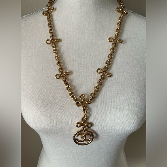 RARE - CHANEL Vintage 93 P Gold Infinity Necklace - Picture 4 of 8
